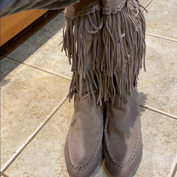 Women’s fringe boots - Picture 3 of 5